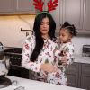 Kylie Jenner et sa fille Stormi, 1 an, font des cookies pour Noël, sous le regard complice de Kris Jenner. Los Angeles. Le 23 décembre 2019.