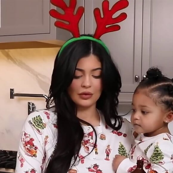 Kylie Jenner et sa fille Stormi, 1 an, font des cookies pour Noël, sous le regard complice de Kris Jenner. Los Angeles. Le 23 décembre 2019.