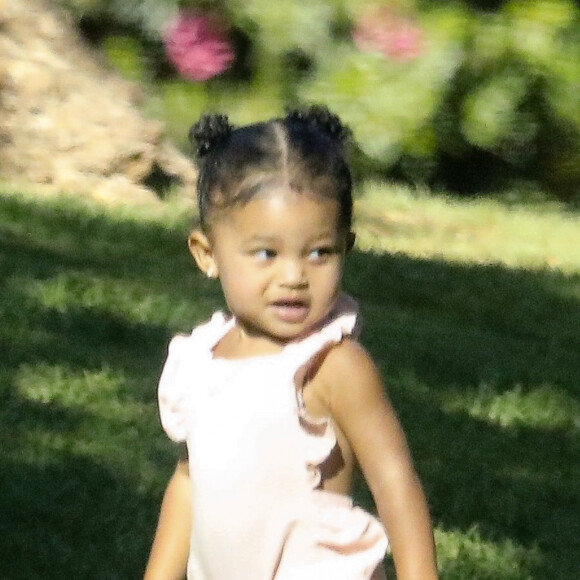 Exclusif - Stormi Webster et True Thompson sont allées jouer dans un parc accompagnées de leurs nounous et de leurs garde du corps à Beverly Hills, Los Angeles, le 10 septembre 2019