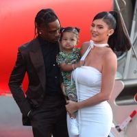 Kylie Jenner confinée : Séance tatouage avec Stormi, visite de Travis Scott