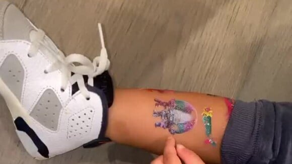 Kylie Jenner fait des tatouages éphèmères à sa fille Stormi (2 ans), le 24 mars 2020.