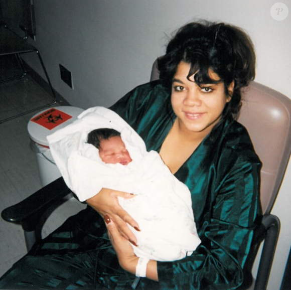 Karl-Anthony Towns, bébé dans les bras de sa mère Jacqueline Cruz. Juillet 2016.