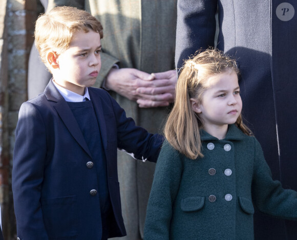 Le prince George de Cambridge et la princesse Charlotte de Cambridge lors de la messe de Noël en l'église Sainte-Marie-Madeleine à Sandringham au Royaume-Uni, le 25 décembre 2019.