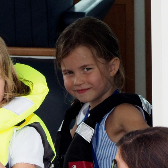 Le prince George et la princesse Charlotte de Cambridge sur un bateau lors de la King's Cup à Cowes le 8 août 2019.