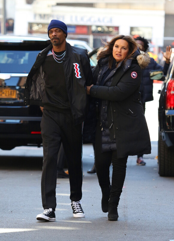 Snoop Dogg et Mariska Hargitay sur le tournage de la série télévisée Law and Order: Special Victims Unit dans les rues de New York, le 1er avril 2019