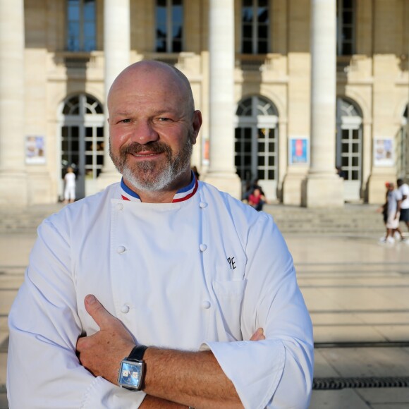 Exclusif - Le médiatique chef Philippe Etchebest ("Cauchemar en cuisine", "Top chef") pose dans son restaurant le "Quatrième Mur" le jour de son ouverture à Bordeaux le 8 Septembre 2015.