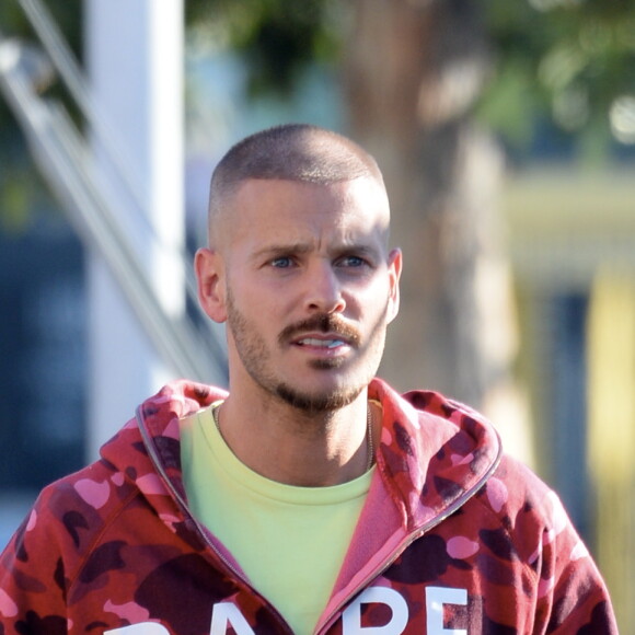 Matt Pokora (M. Pokora) se promène dans les rues de Los Angeles le 3 février 2020.