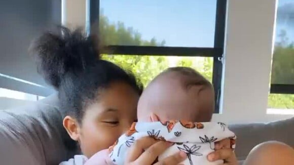 Violet Madison avec son petit frère Isaiah le 28 mars 2020, Instagram.