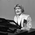 En France, à Paris, le chanteur Christophe sur le plateau de l'émission " Les rendez-vous du dimanche" le 10 février 1975