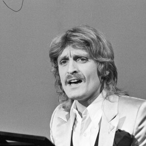 En France, à Paris, le chanteur Christophe sur le plateau de l'émission " Les rendez-vous du dimanche" le 10 février 1975
