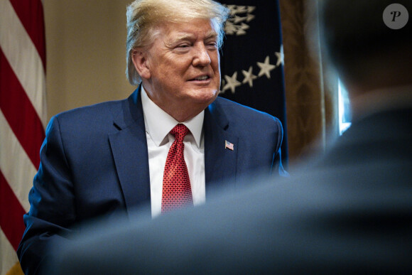 Le président américain Donald J. Trump rencontre des distributeurs de la chaîne d'approvisionnement en référence à l'épidémie de coronavirus (Covid-19), dans la salle du Cabinet à la Maison Blanche, le dimanche 29 mars 2020.