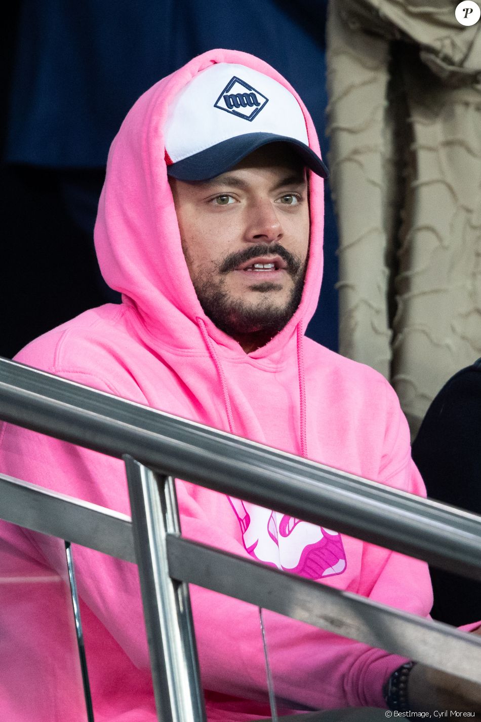 Qui A Gagné 4 Grammy Awards Kev Adams dans les tribunes lors du match de championnat de Ligue 1