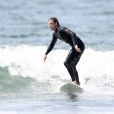 Exclusif - Joel Kinnaman, malgré le confinement, est de sortie pour une session surf à Los Angeles le 29 mars 2020.