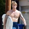 Exclusif - Joel Kinnaman, malgré le confinement, est de sortie pour une session surf à Los Angeles le 29 mars 2020.