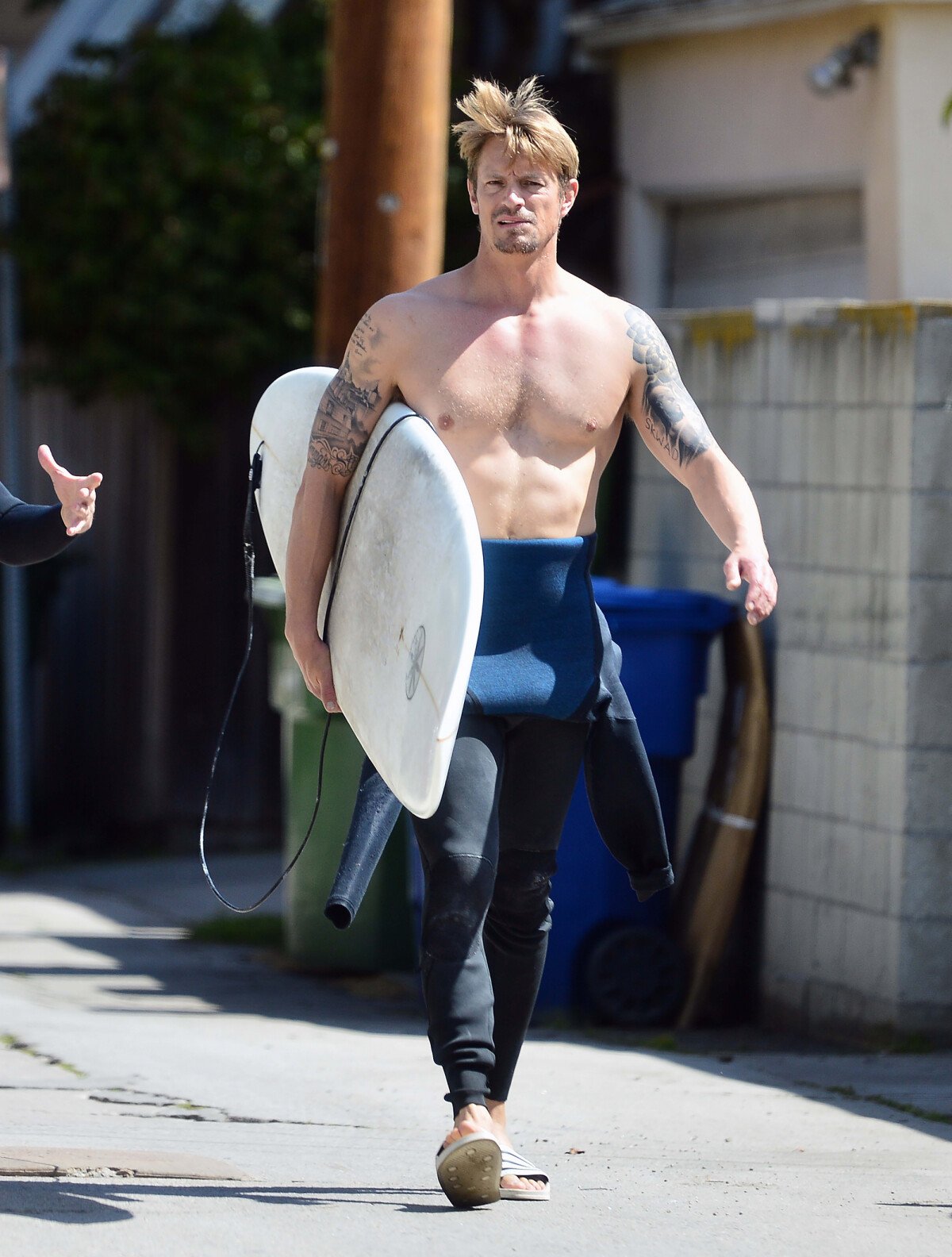 Joel Kinnaman (Suicide Squad) : Malgré le coronavirus, le beau gosse à la  plage - Purepeople