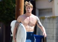 Joel Kinnaman (Suicide Squad) : Malgré le coronavirus, le beau gosse à la plage
