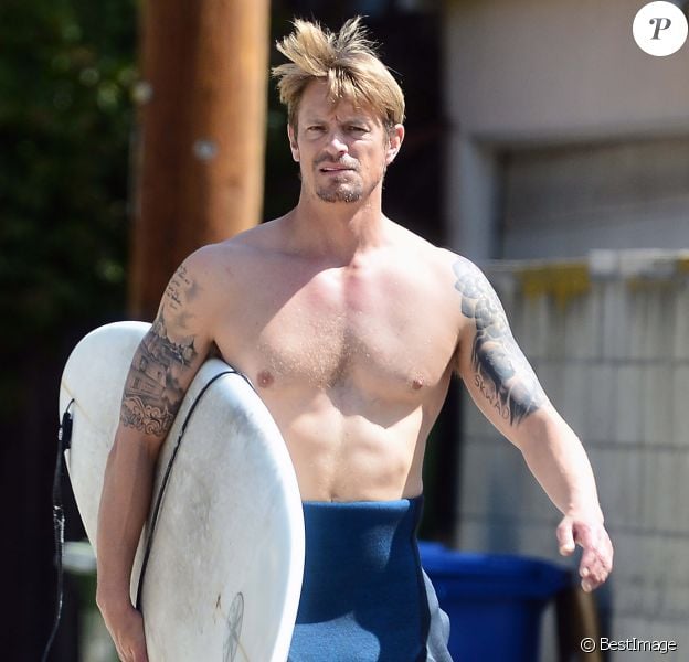 Exclusif - Joel Kinnaman, malgré le confinement, est de sortie pour une session surf à Los Angeles le 29 mars 2020.