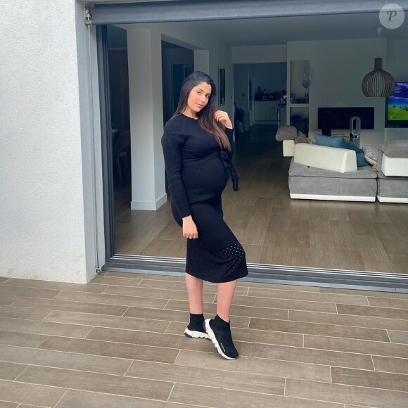 Coralie Porrovecchio enceinte, prend la pose sur Instagram, le 18 mars 2020