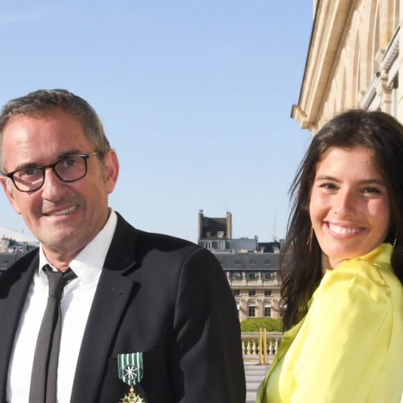 Exclusif - Christophe Dechavanne en famille avec ses filles Pauline et Ninon et sa compagne Elena Foïs - Christophe Dechavanne reçoit le grade d'Officier des Arts et des Lettres au Ministère de la Culture à Paris le 15 mai 2019. © Coadic Guirec / Bestimage