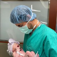 Enrique Iglesias papa gaga : première vidéo de sa fille Mary, 2 mois