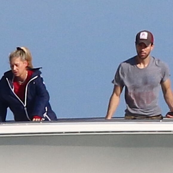 Exclusif - Enrique Iglesias et sa compagne Anna Kournikova (enceinte de leur 3ème enfant) sur un yacht à Miami. Le 26 janvier 2020