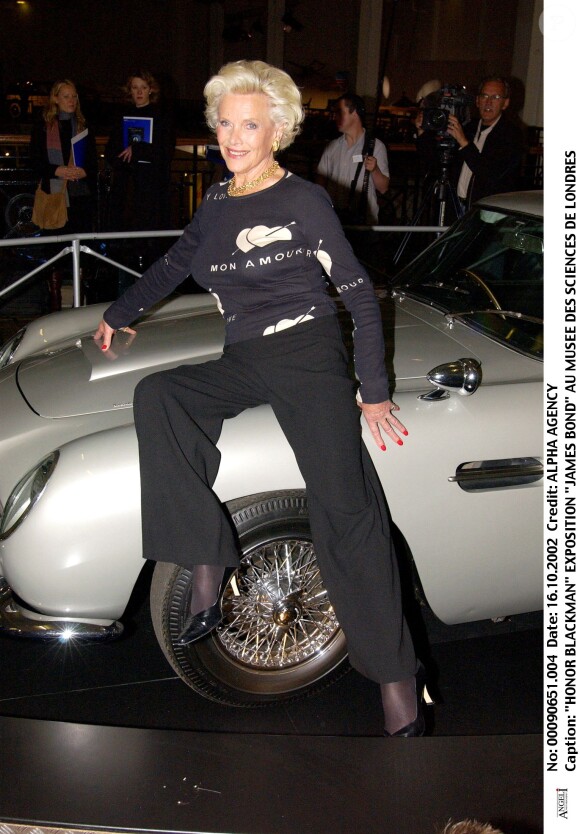 Honor Blackman lors de l'exposition "James Bond" au musée des Sciences à Londres le 16 octobre 2002.