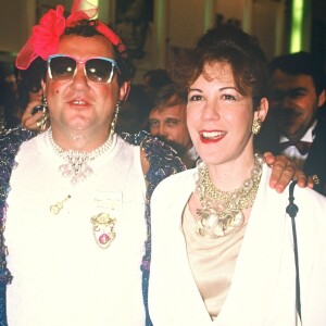 Coluche avec sa femme Véronique Colucci au Festival de Cannes le 21 mai 1986.