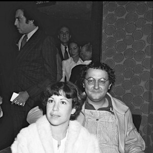 Archives - Coluche avec sa femme Véronique Colucci à Paris. 1976.