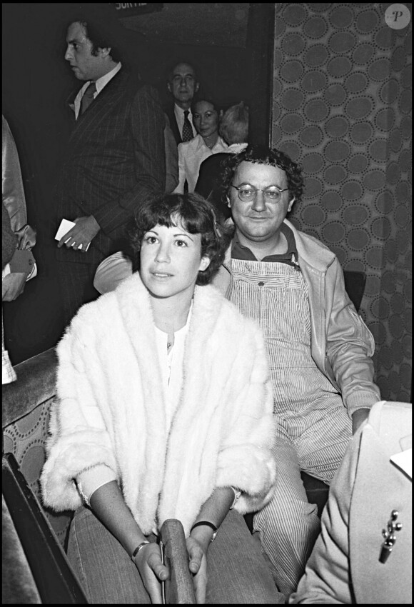 Archives - Coluche avec sa femme Véronique Colucci à Paris. 1976.