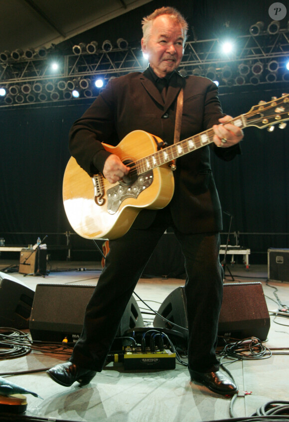 John Prine se produit au Bonnaroo Music and Arts Festival 2010 le 12 juin 2010.