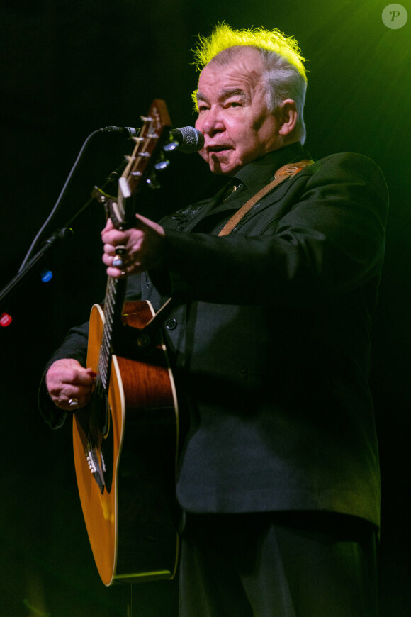 John Prine se produit au Bonnaroo Music and Arts Festival 2010 le 15 juin 2019.
