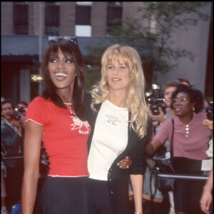 Naomi Campbell et Claudia Schiffer à Paris, le 2 août 1995.