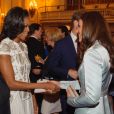 L'ambassadeur des Etats-Unis, la Premiere Dame Michelle Obama et Kate Middleton, duchesse de Cambridge au palais de Buckingham en 2012.
