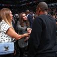 Kate Middleton, la duchesse de Cambridge, enceinte, rencontre la chanteuse Beyonce et son mari Jay-Z lors du match de basket-ball entre les Cleveland Cavaliers et les Brooklyn Nets à New York, le 8 décembre 2014.