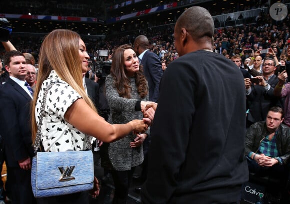 Kate Middleton, la duchesse de Cambridge, enceinte, rencontre la chanteuse Beyonce et son mari Jay-Z lors du match de basket-ball entre les Cleveland Cavaliers et les Brooklyn Nets à New York, le 8 décembre 2014.