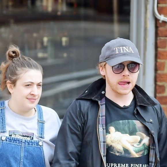 Exclusif - Rupert Grint et sa compagne Georgia Groome déjeunent avec des amis à Londres le 17 avril 2019.