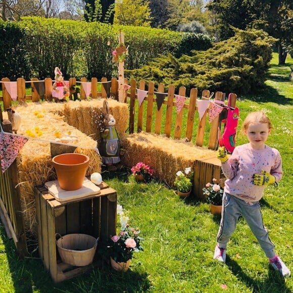 La princesse Gabriella de Monaco dans le jardin de Roc Agel prêt pour Pâques, photo partagée le 10 avril 2020 sur le compte Instagram de la princesse Charlene de Monaco.