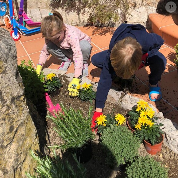 Le prince Jacques et la princesse Gabriella de Monaco jardinant sur le domaine de Roc Agel, photo partagée le 10 avril 2020 sur le compte Instagram de la princesse Charlene de Monaco.