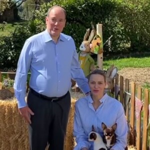Le prince Albert II et la princesse Charlene de Monaco à Roc Agel le 12 avril 2020, adressant un message de joyeuses Pâques via les réseaux sociaux.