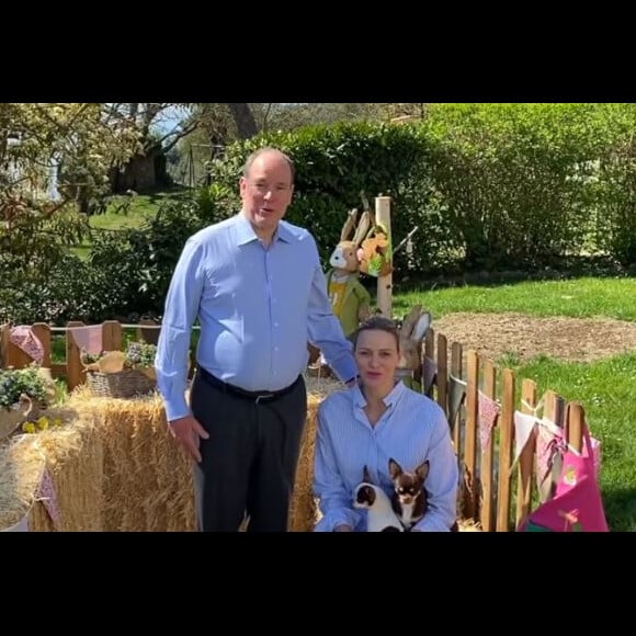 Le prince Albert II et la princesse Charlene de Monaco à Roc Agel le 12 avril 2020, adressant un message de joyeuses Pâques via les réseaux sociaux.