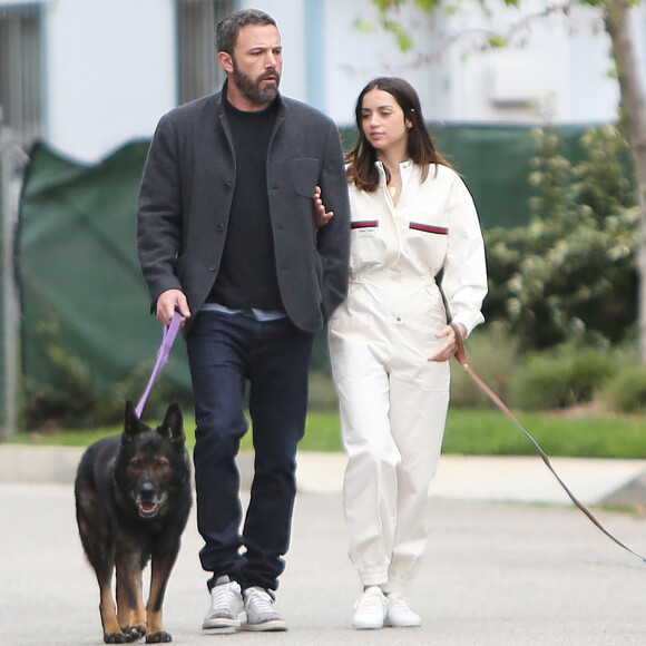 Ben Affleck et sa compagne Ana de Armas promènent leurs chiens à Los Angeles, le dimanche de Pâques, 12 avril 2020.