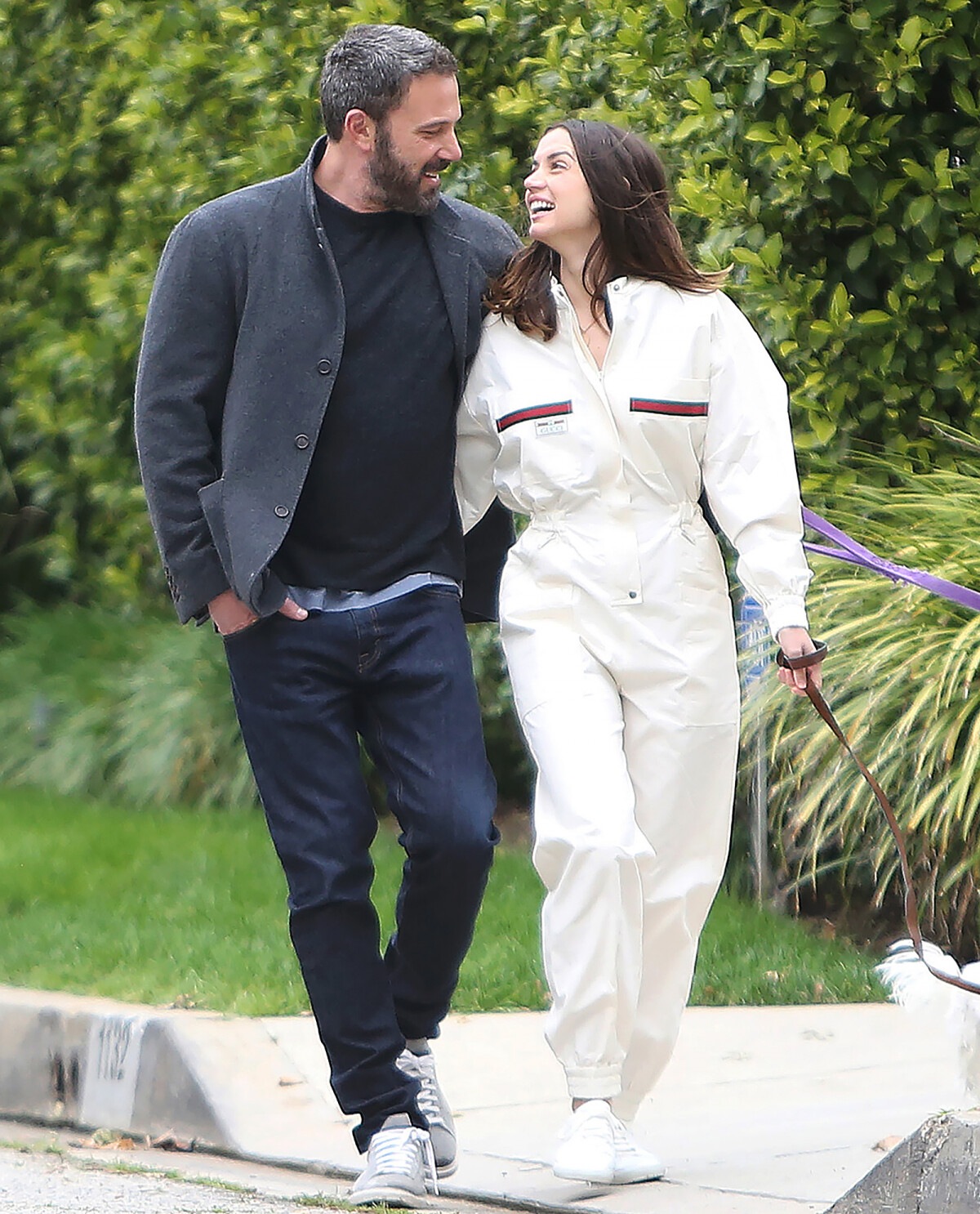 Photo Ben Affleck et sa compagne Ana de Armas promènent leurs chiens