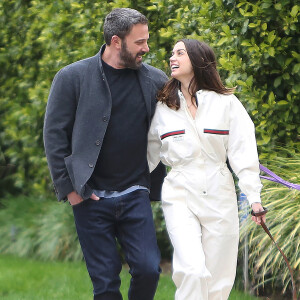 Ben Affleck et sa compagne Ana de Armas promènent leurs chiens à Los Angeles, le dimanche de Pâques, 12 avril 2020.