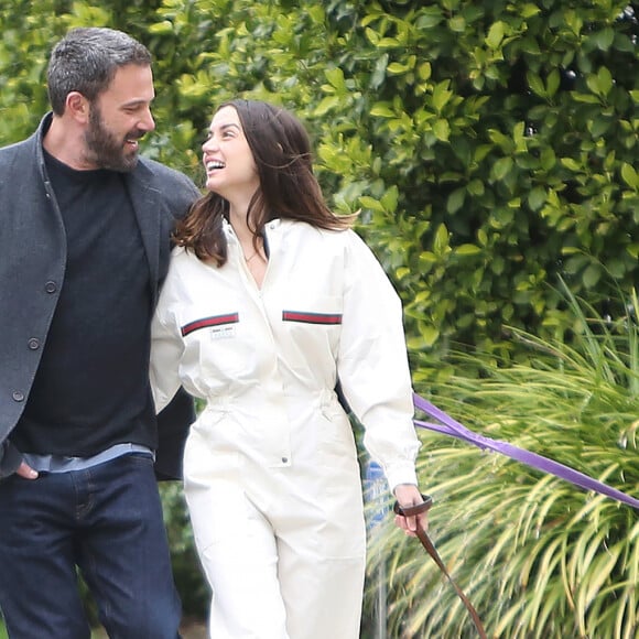 Ben Affleck et sa compagne Ana de Armas promènent leurs chiens à Los Angeles, le dimanche de Pâques, 12 avril 2020.