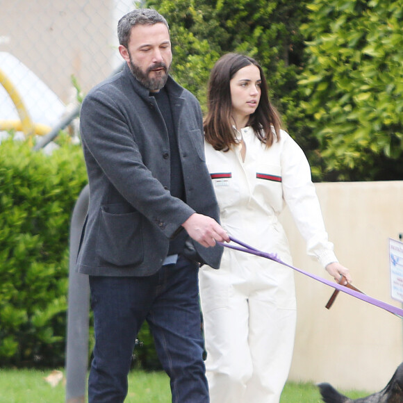 Ben Affleck et sa compagne Ana de Armas promènent leurs chiens à Los Angeles, le dimanche de Pâques, 12 avril 2020.