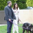 Ben Affleck et sa compagne Ana de Armas promènent leurs chiens à Los Angeles, le dimanche de Pâques, 12 avril 2020.