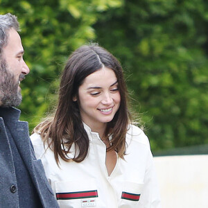 Ben Affleck et sa compagne Ana de Armas promènent leurs chiens à Los Angeles, le dimanche de Pâques, 12 avril 2020.