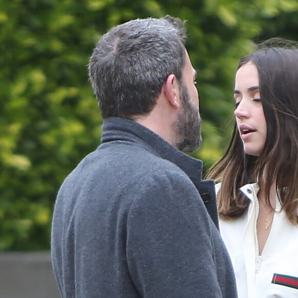 Ben Affleck et sa compagne Ana de Armas promènent leurs chiens à Los Angeles, le dimanche de Pâques, 12 avril 2020.