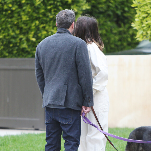 Ben Affleck et sa compagne Ana de Armas promènent leurs chiens à Los Angeles, le dimanche de Pâques, 12 avril 2020.
