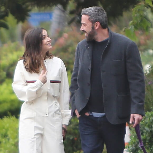 Ben Affleck et sa compagne Ana de Armas promènent leurs chiens à Los Angeles, le dimanche de Pâques, 12 avril 2020.